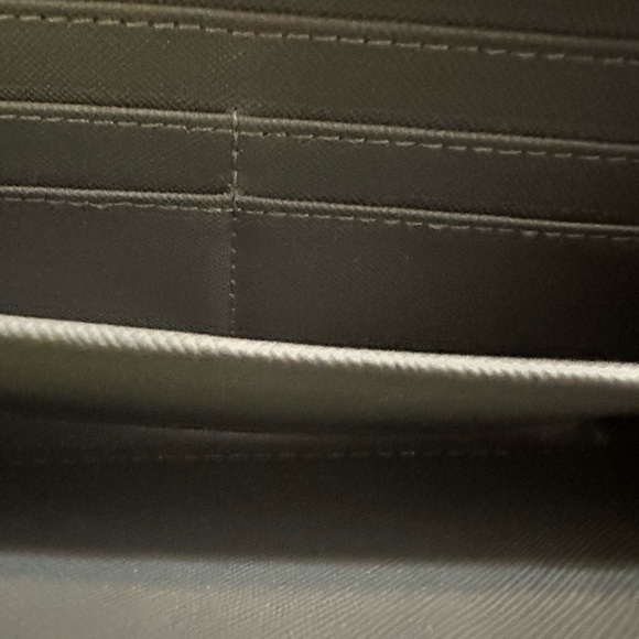 Prada Safianno wallet with 3 compartments. GUC - Picture 7 of 11